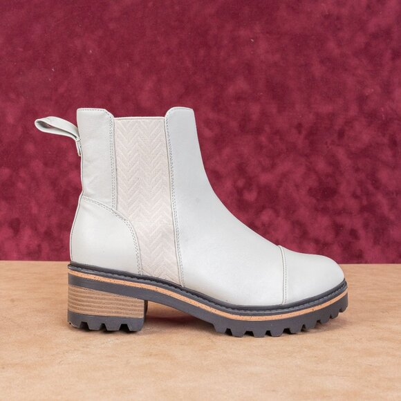 Journee Collection Women Vegan Offwhite Leather Chelsea Ankle Fashion Boots sz 9 - Picture 4 of 8